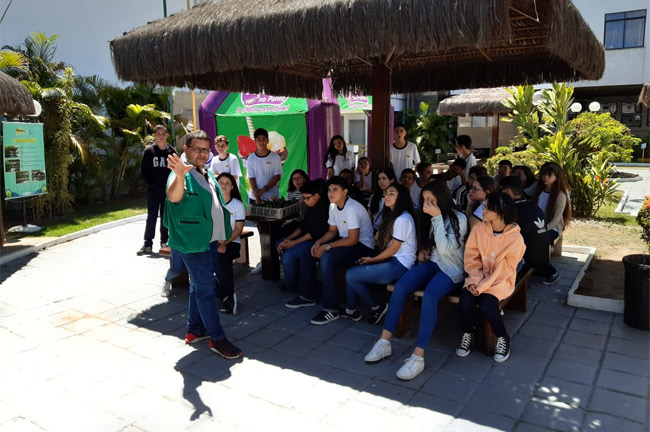 Aula prática de Biologia, no Núcleo de Educação Ambiental p as turmas dos 9°s anos