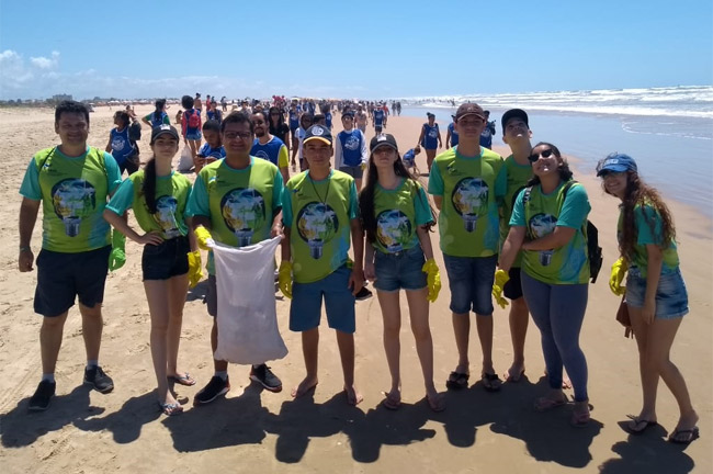 Colégio e Faculdade Amadeus participam do Dia de limpeza de Praia e acessibilidade