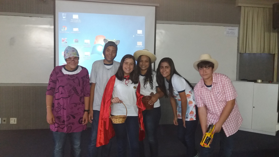 Alunos participam de apresentações teatrais
