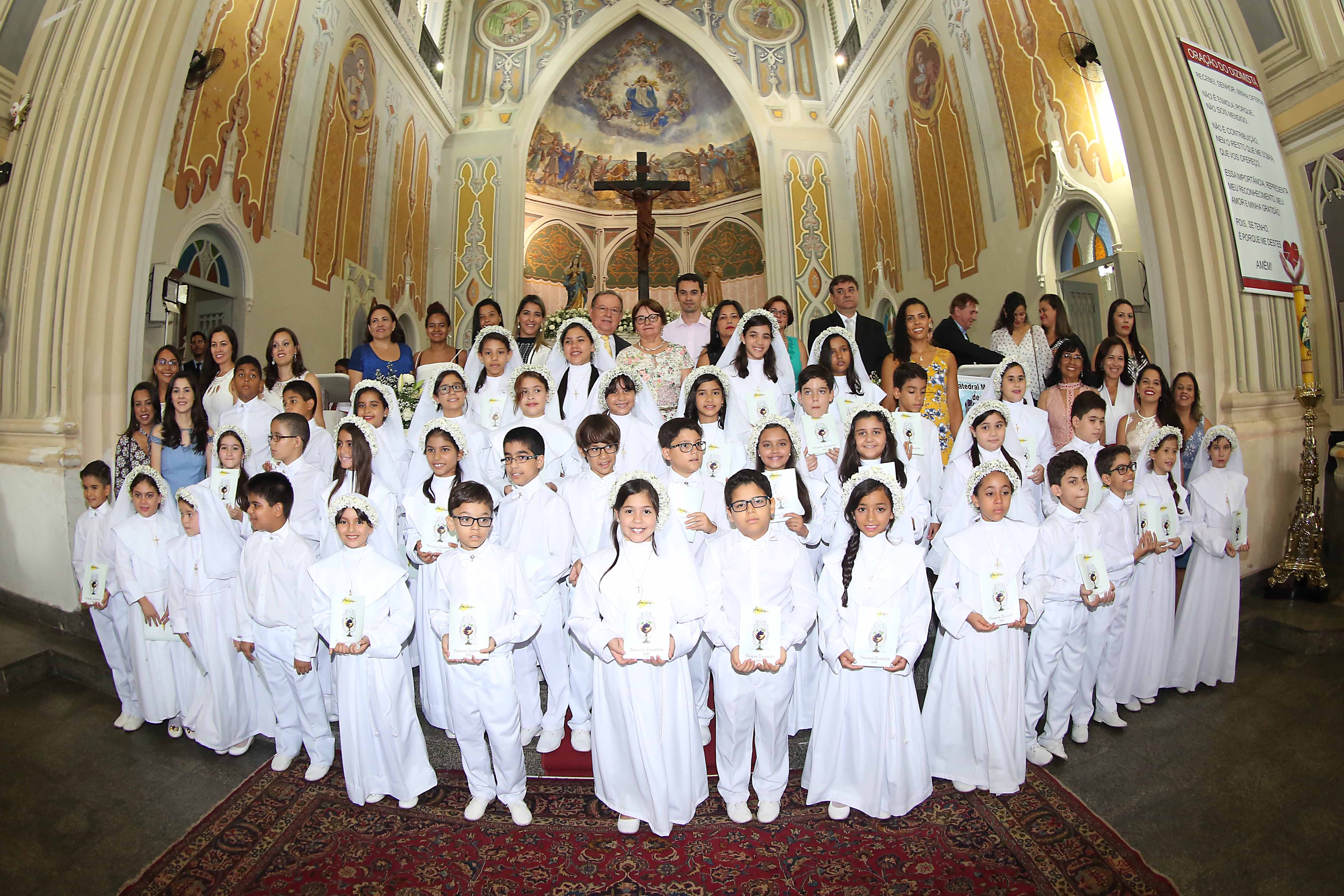 Alunos do Amadeus realizam a 1ª Eucaristia