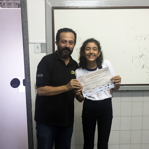 Aluna do Amadeus recebe medalha da Olimpíada Brasileira de Astronomia 